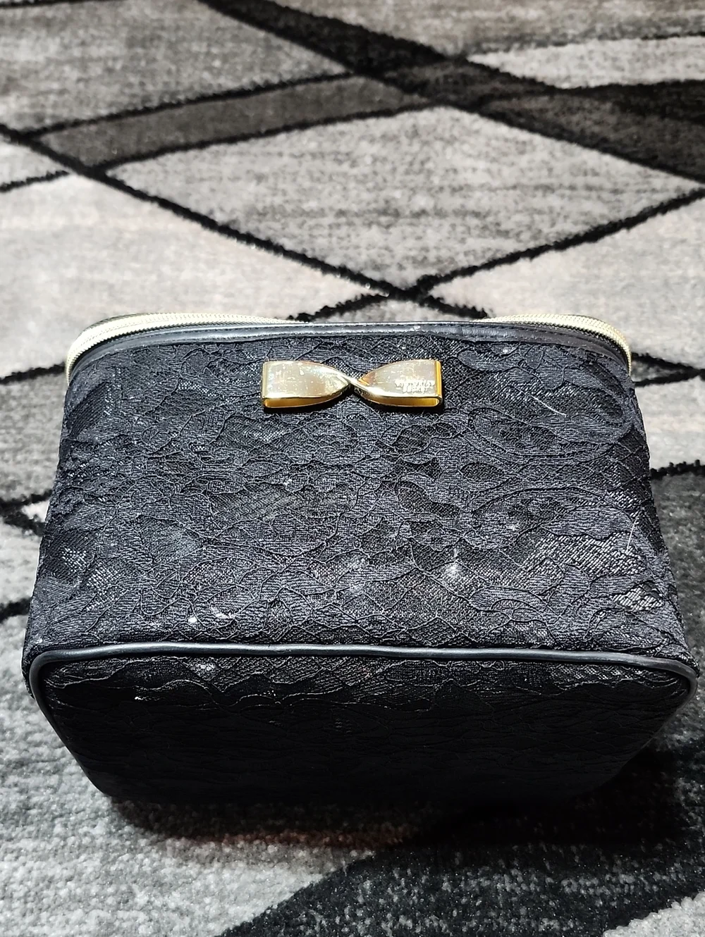 VICTORIA SECRET 2016 BLACK LACE OVERLAY GOLD EMBOSSED BOW TRAVEL TRAIN CASE